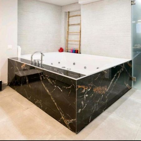 Romantic Jacuzzi Apartment Athén Kültér fotó