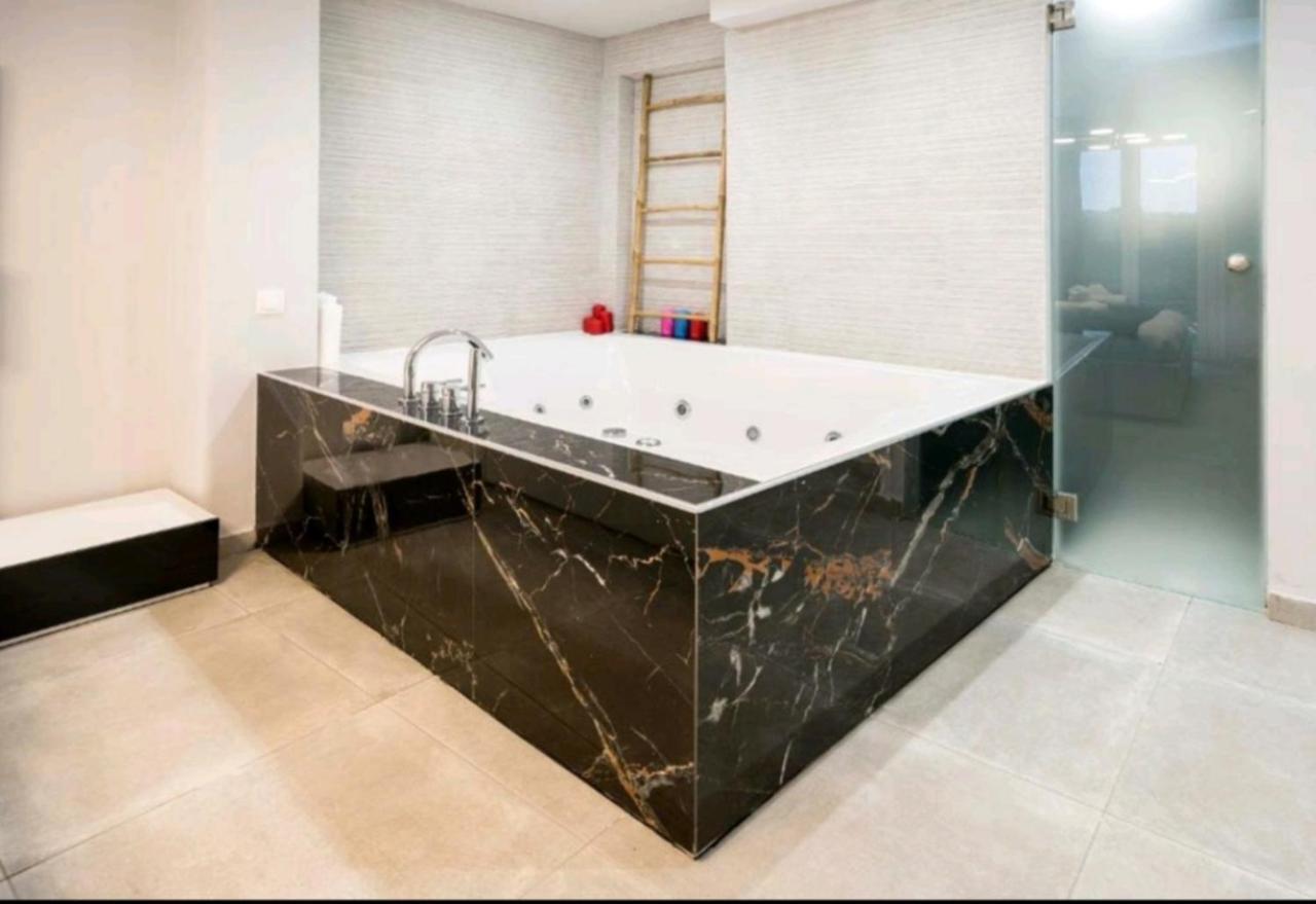 Romantic Jacuzzi Apartment Athén Kültér fotó