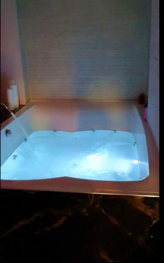 Romantic Jacuzzi Apartment Athén Kültér fotó