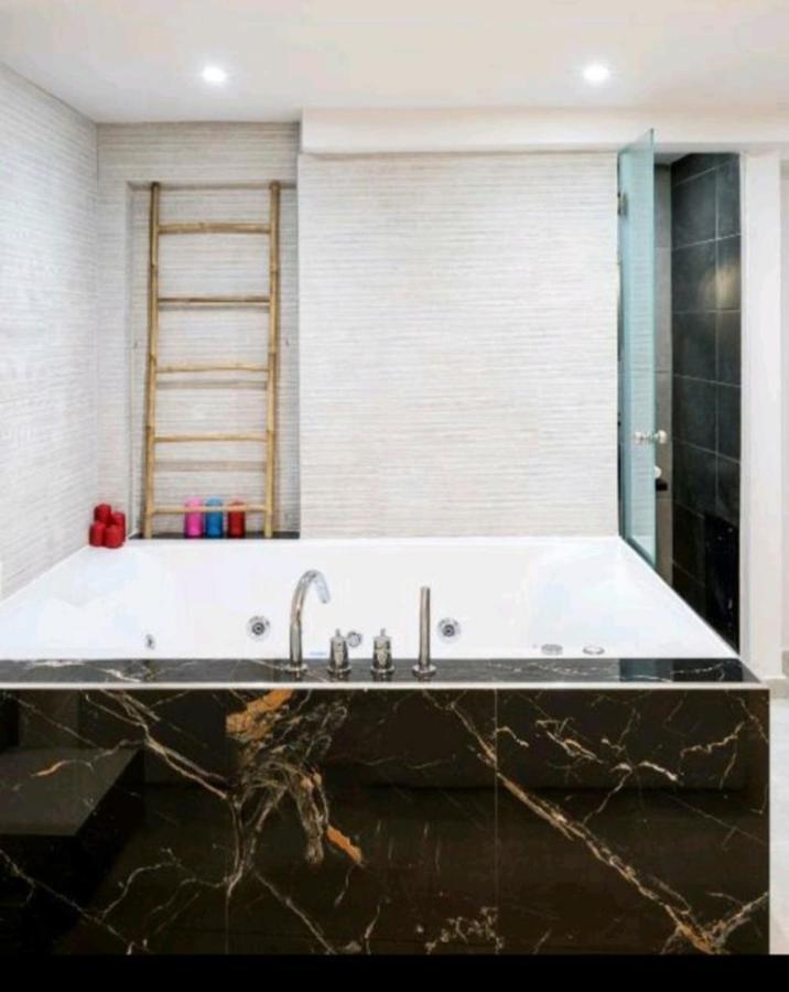 Romantic Jacuzzi Apartment Athén Kültér fotó