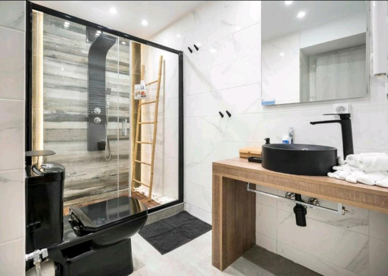 Romantic Jacuzzi Apartment Athén Kültér fotó